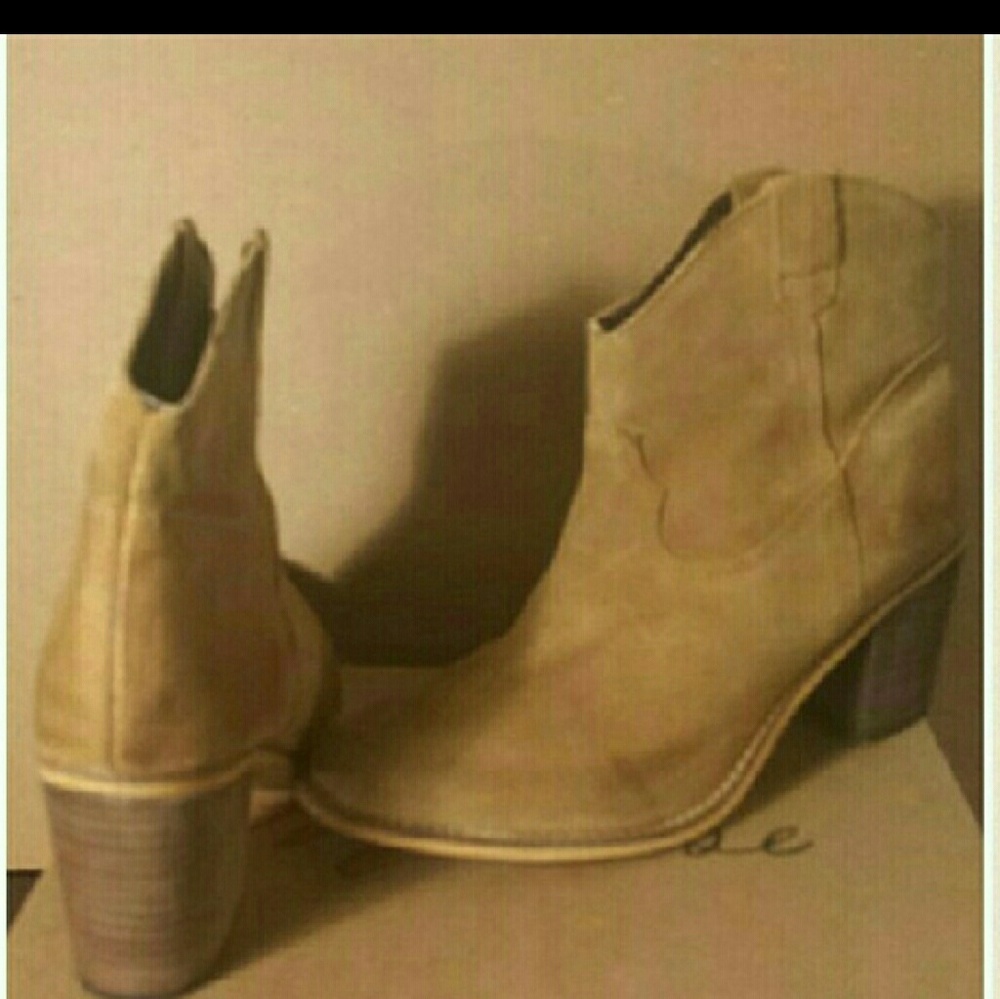 🍁🍂FALL MUST HAVE 🍁🍂Tan Suede Booties. Sz.10M